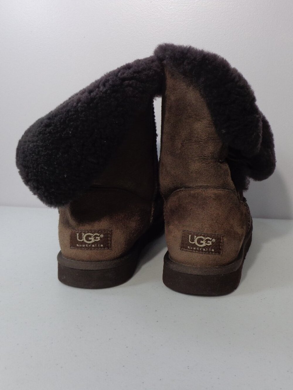 UGG Genuine Leather Chocolate Sheepskin Fold Over Top Bailey Button Boots Sz 9 - Picture 4 of 8